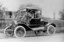 StateLibQld_1_114904_Doctor_and_Mrs_David_Hardie_in_their_Model_T_Ford_automobile,_ca__1913